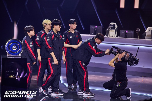 Bị gọi là “giải cỏ”, EWC lại đang góp công “cứu” cả LMHT chuyên nghiệp