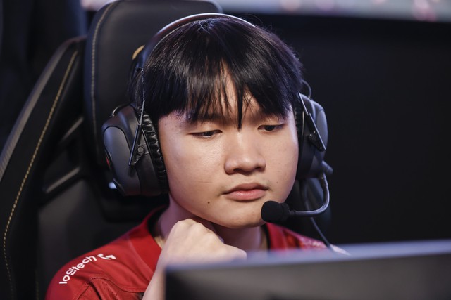 BLV Hoàng Luân bất ngờ “var” thẳng một sao GAM ngay trên kênh stream