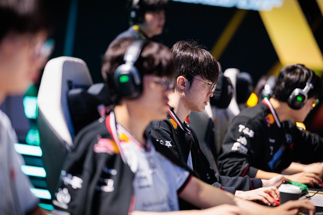 Chỉ một sao T1 tránh được “bão” sau trận thua thảm AL