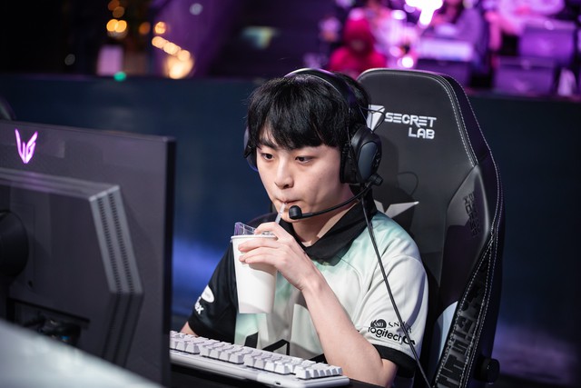 Cựu vương CKTG bị yêu cầu giải nghệ sau chuỗi thành tích tệ hại