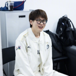 Cựu vương CKTG bị yêu cầu giải nghệ sau màn “feed không lối thoát”