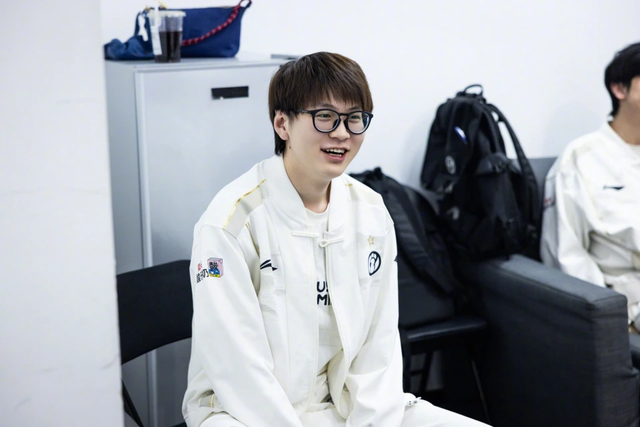 Cựu vương CKTG bị yêu cầu giải nghệ sau màn “feed không lối thoát”