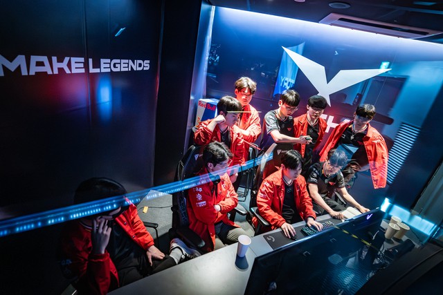 Drama hậu trường T1 bùng nổ, một hành động đơn giản khiến cả cộng đồng LMHT tranh cãi