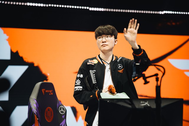 Faker “gáy” cực căng sau trận thắng AL