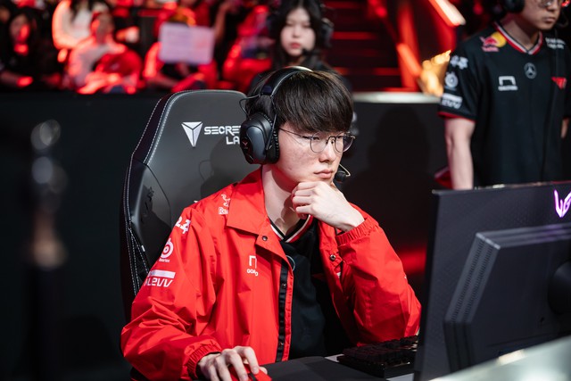 Faker không quên “cà khịa” T1 sau chiến thắng áp đảo trước FOX