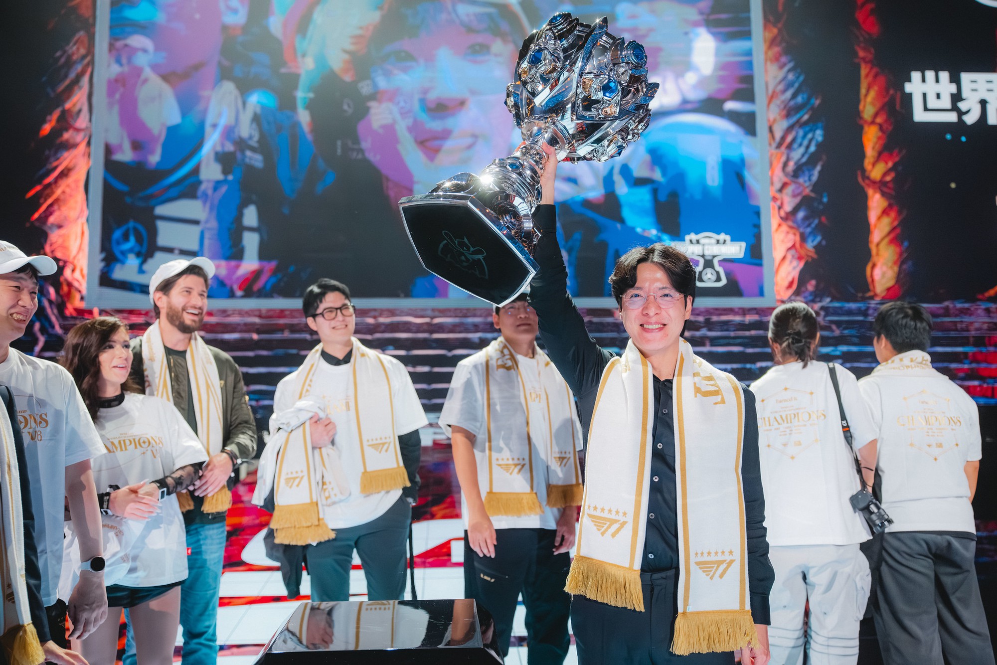 Không chỉ dàn tuyển thủ mà BHL T1 cũng lập kỷ lục lịch sử của LMHT