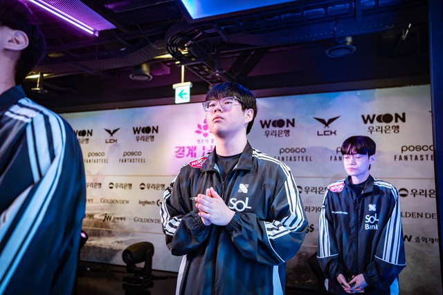 LazyFeel gặp sự cố trong trận nhưng phản ứng sau đó khiến cả đội “bó tay”