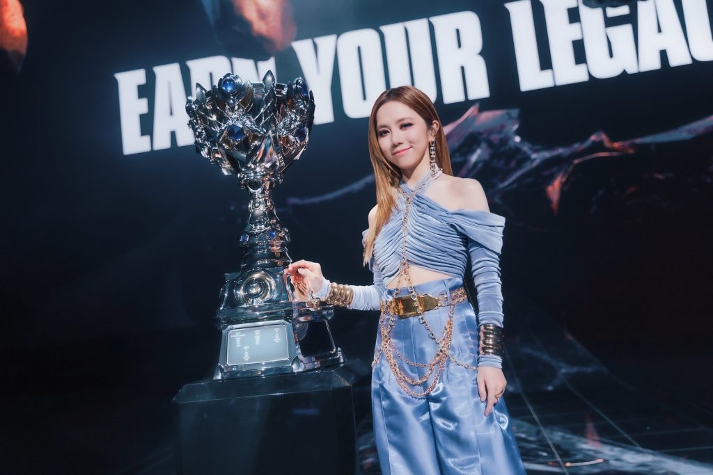 Loạt mỹ nhân “hâm nóng” trận chung kết CKTG 2025, nữ BLV gợi cảm cũng được “phá dớp”