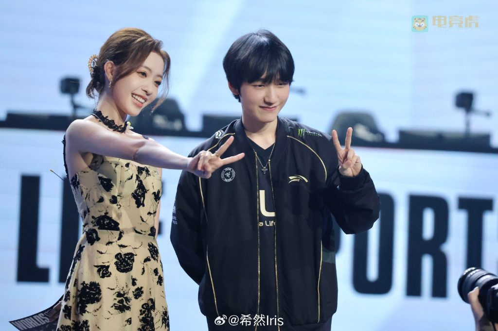 Ngất ngây nhan sắc của “nữ thần LMHT” mới, xuất hiện là “sáng cả sân khấu CKTG”