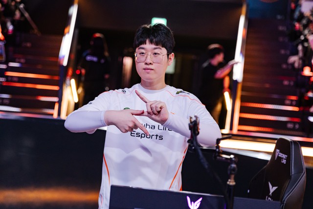 “Người cũ” Zeus ám chỉ T1 đã tự “phế” lối chơi mạnh nhất của mình