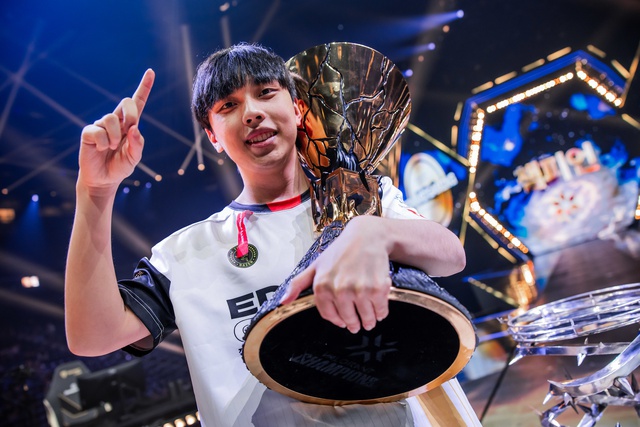 Nhà vô địch thế giới Esports bị cả đội cùng lên án vì thái độ “chống đối”, lên stream nói xấu đồng đội