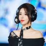 Nhận số tiền donate quá lớn và bất chấp làm động tác “bị cấm” trên stream, nữ MC LPL khiến fan cay đắng