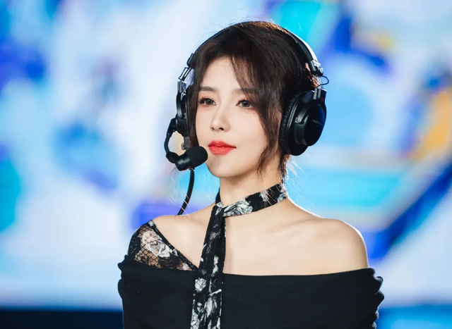 Nhận số tiền donate quá lớn và bất chấp làm động tác “bị cấm” trên stream, nữ MC LPL khiến fan cay đắng