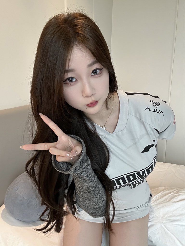 Nữ BLV siêu gợi cảm gây chú ý với màn dự đoán CKTG “toàn sai”