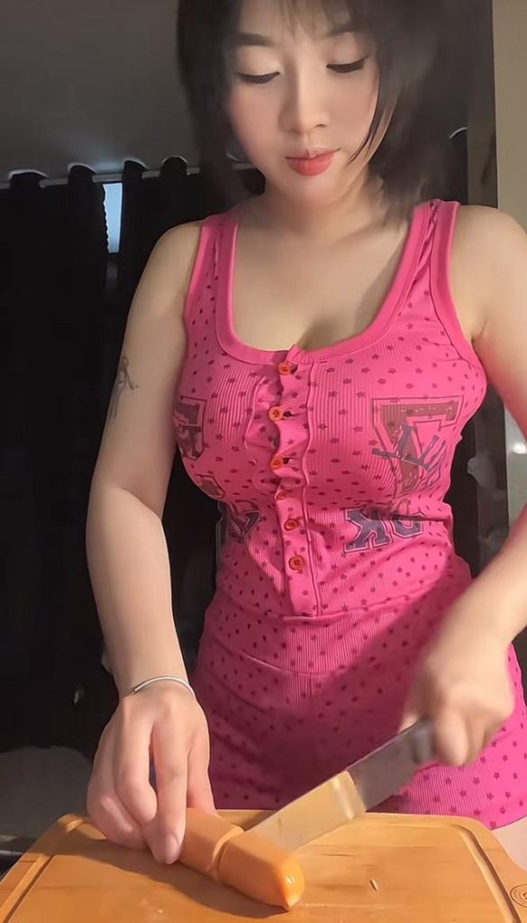 Nữ TikToker xây dựng content dạy nấu ăn nhưng khán giả chỉ chú ý chi tiết gợi cảm