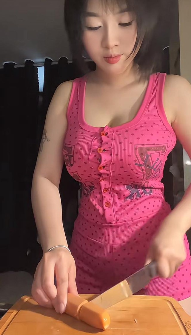 Nữ TikToker xây dựng content dạy nấu ăn nhưng khán giả chỉ chú ý chi tiết gợi cảm