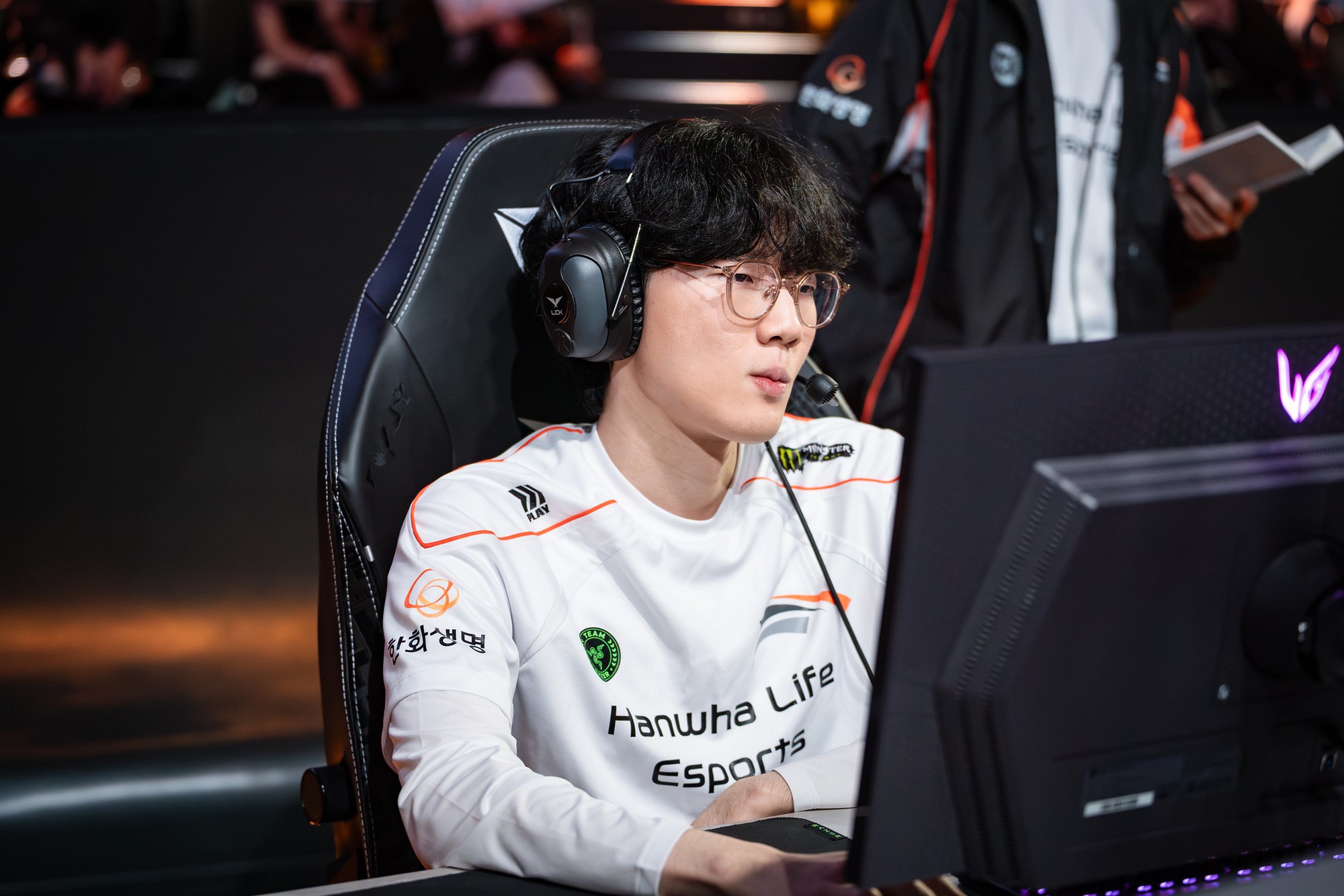 Siêu sao HLE “báo hại” cả đội lại còn “giúp” T1