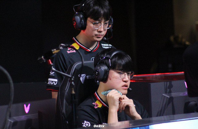 Soi lại trận với Gen.G, fan phát hiện chính BHL T1 cũng mâu thuẫn