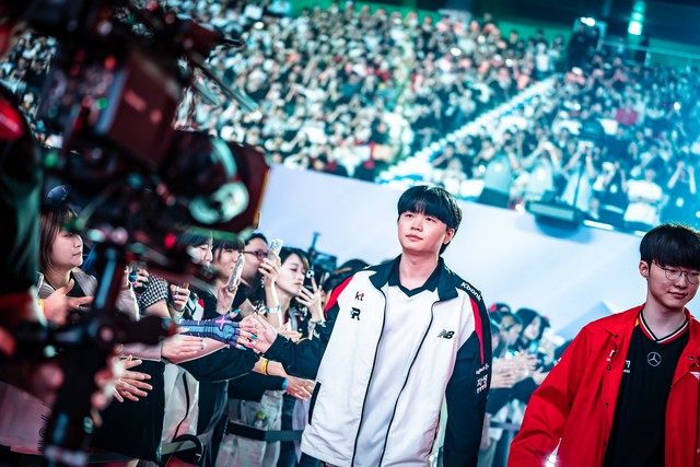 T1 thắng BLG nhưng có một cái tên “lạ” đang bị “đổ lỗi”