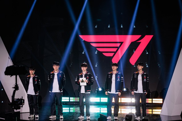 T1 tiến vào Bán kết EWC 2025 nhưng tâm điểm lại là “drama bên lề”
