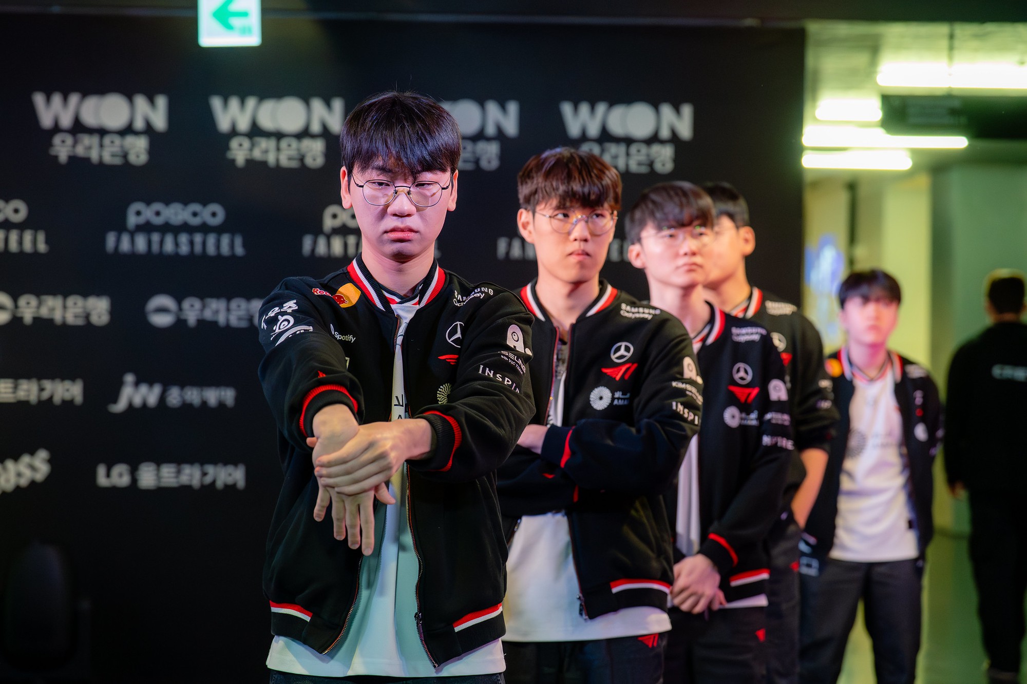 Thua thảm HLE, cộng đồng chỉ ra cả đội hình T1 chỉ có 2 tuyển thủ nỗ lực