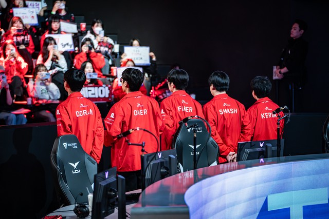 Trận thua FOX có lẽ đã giúp HLV KkOma và BHL T1 “sáng mắt ra”