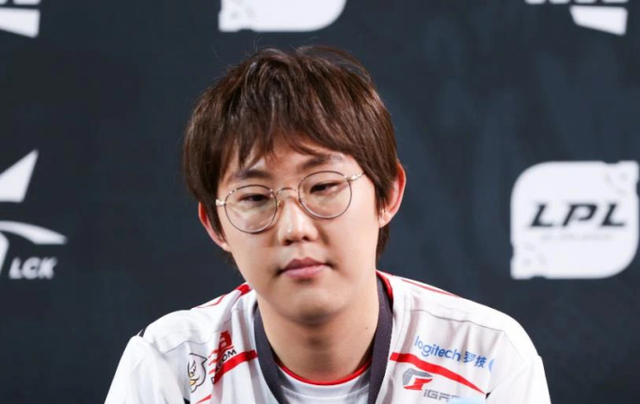 Từng được miễn nghĩa vụ vì mắc bệnh tâm thần, cựu vương CKTG lại bất ngờ lên top 1 Thách đấu Hàn