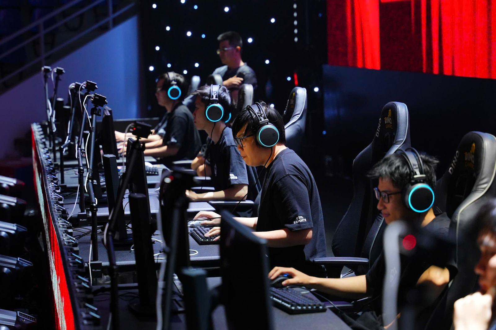 VĐV Bùi Tuấn Kiên vô địch mùa đầu tiên của giải Vô địch Quốc gia ĐTCL Việt Nam