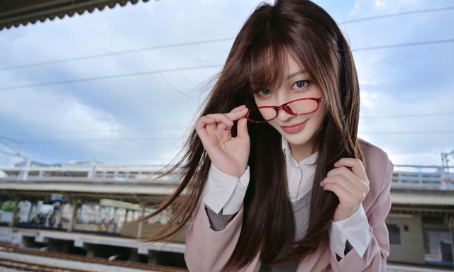 BLV VCS đình đám bị vợ “gank” vì mải xem hot girl one-champ Irelia khiến cộng đồng thích thú