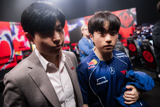 Chỉ một hành động nhỏ của Faker, fan T1 biết rằng điều tệ nhất sau trận thắng G2 đã đến