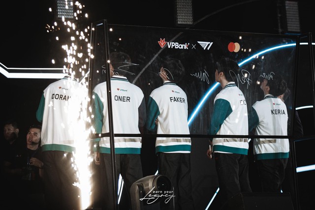 Hình ảnh T1 khiến fan Việt không thể nào quên, gần gũi ấm áp đến lạ