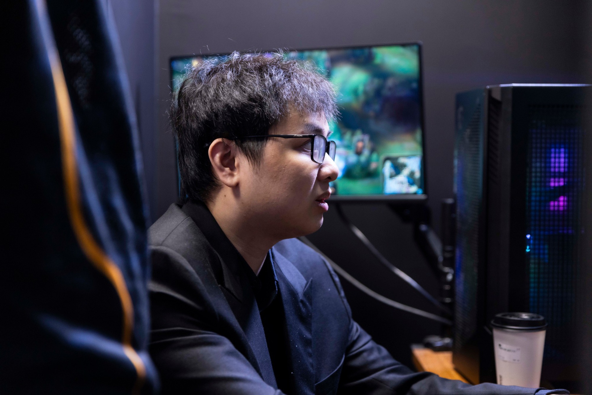 Lily tung ảnh giữa đêm về SofM khiến cộng đồng VCS xôn xao