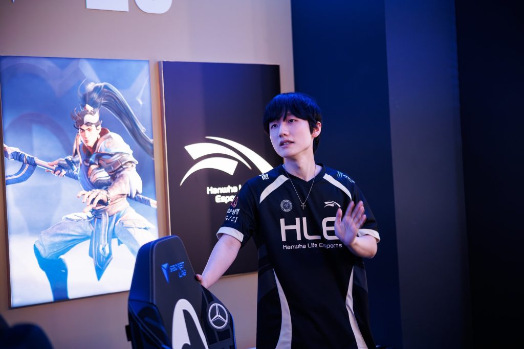 Peanut bất ngờ dành lời khen ngợi cho Faker