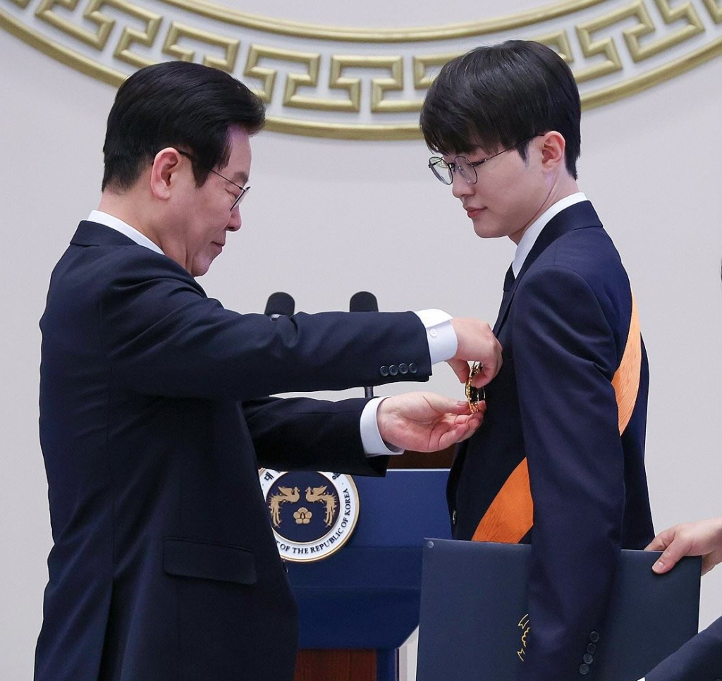 Khán giả soi ra loạt đãi ngộ dành cho Faker nhưng có một nhân vật sẽ phải chịu áp lực cực lớn